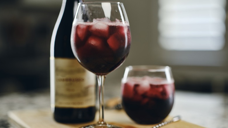 Red wine in a goblet with ice