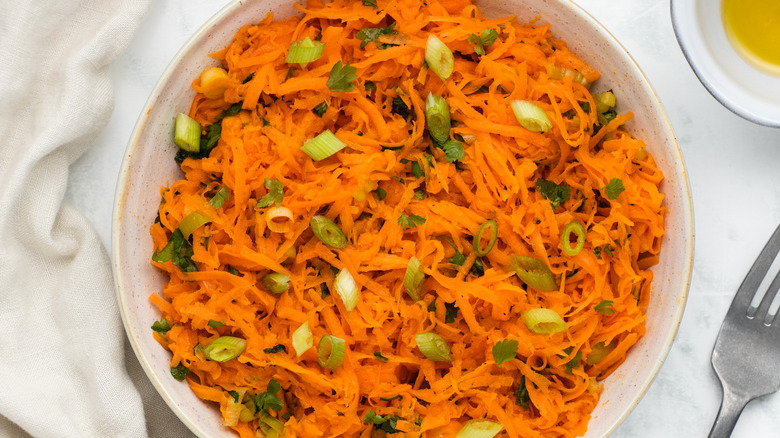 râper la salade de carottes dans le plat 