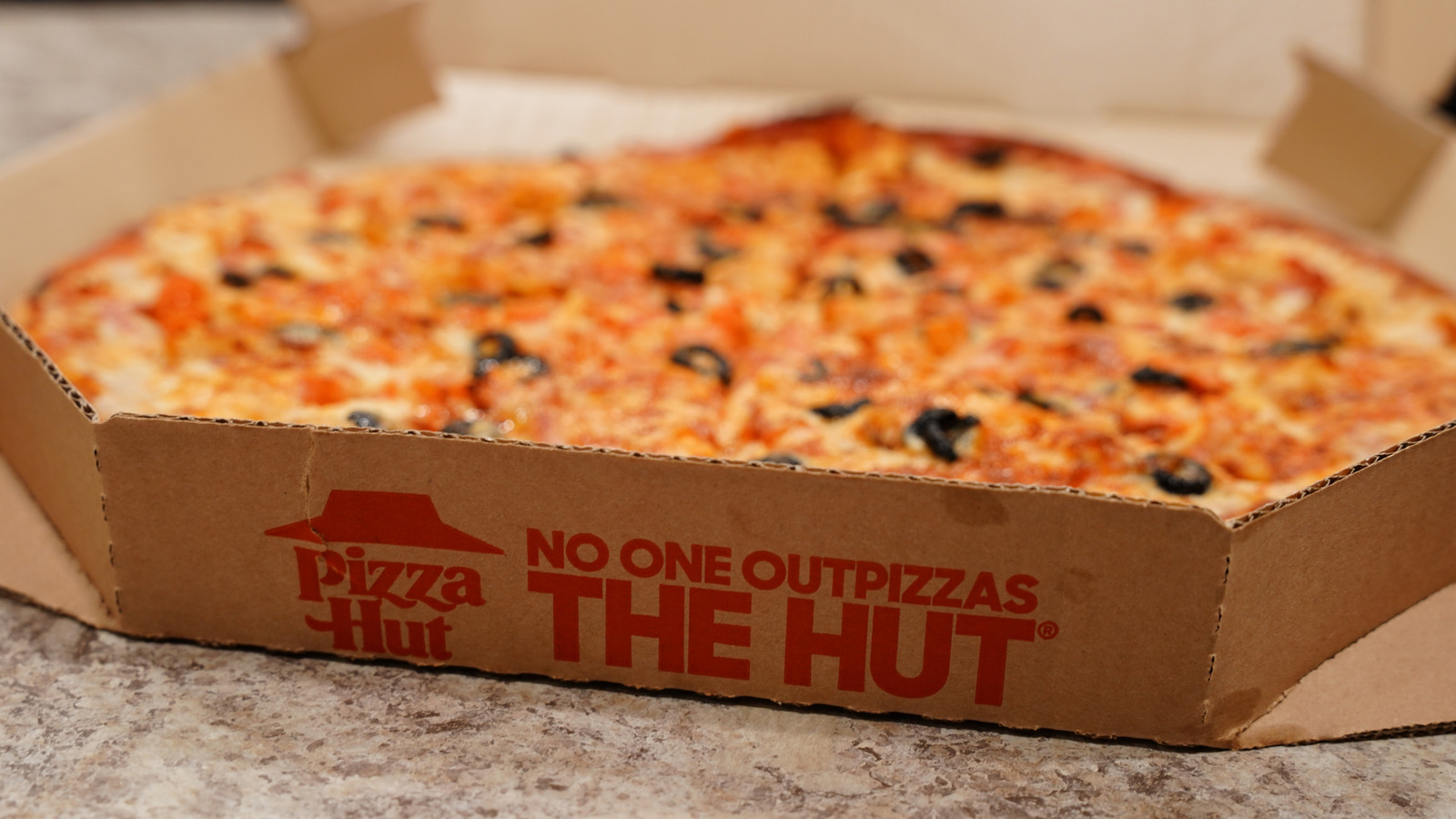 Signs Pizza Hut Is Struggling To Stay In Business