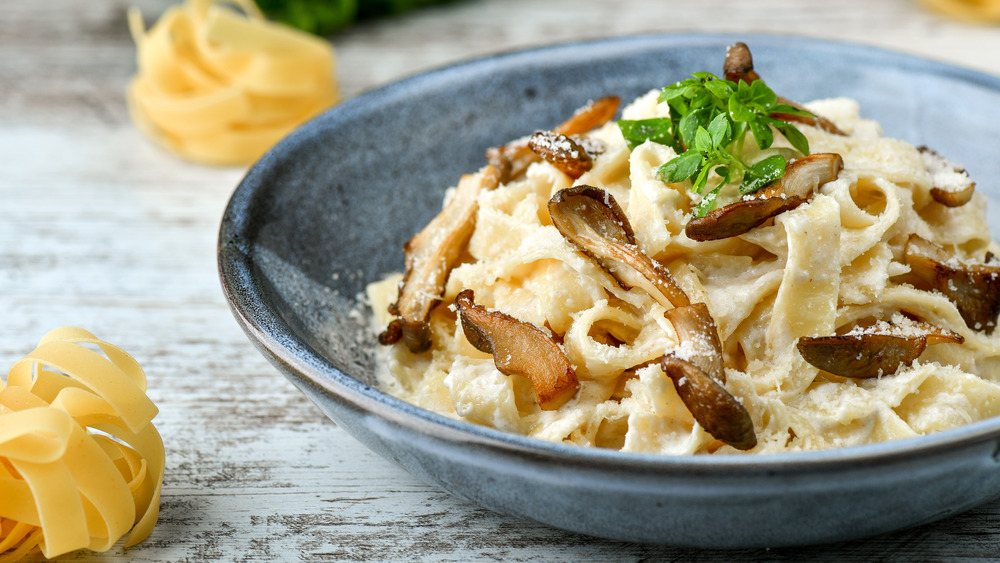 Oyster mushrooms in pasta