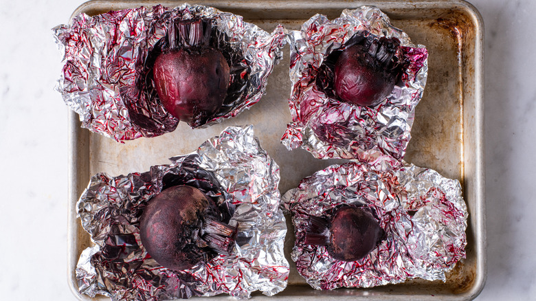   remolachas asadas en papel de aluminio