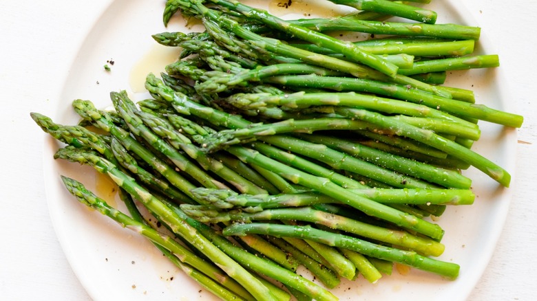 plate of cooked asparagus