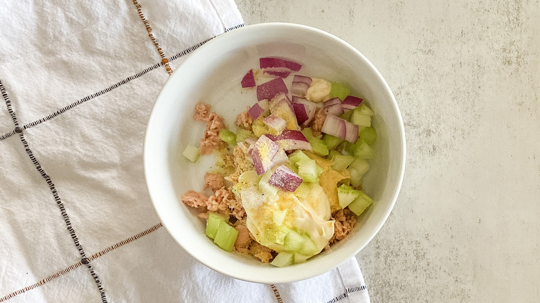   insalata di tonno prima di mescolare