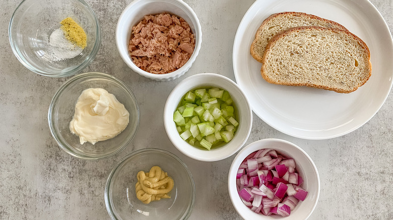   ingredientes para sándwich de ensalada de atún