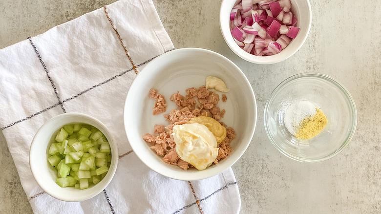   Thunfisch in Schüssel mit Mayonnaise