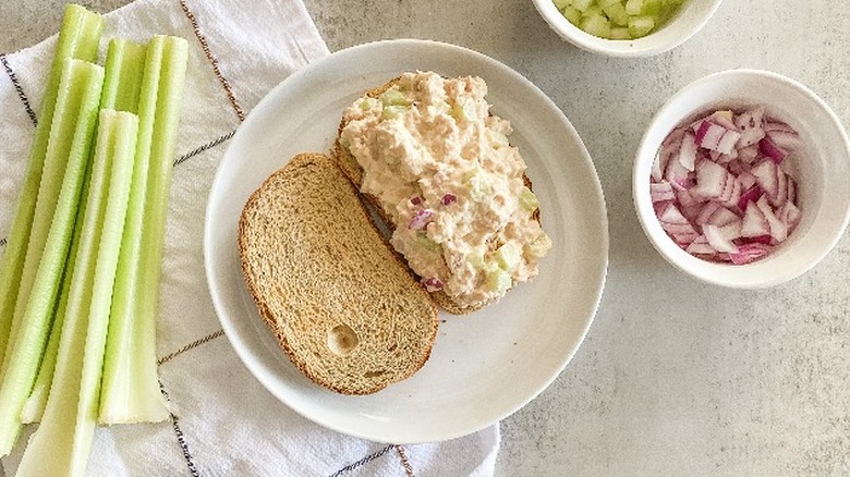 tuna salad on rye bread