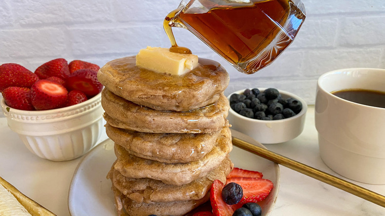 simple vegan pancakes on plate 