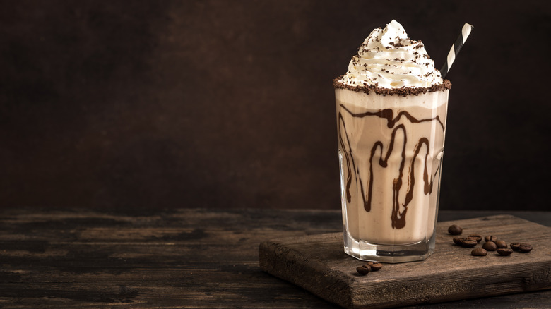 mudslide coffee cocktail in tall glass with straw