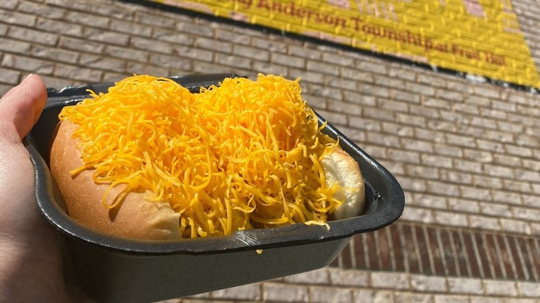   Dwa hot dogi Skyline Chili z serem