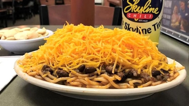   Skyline Chili Kacang Hitam dan Nasi