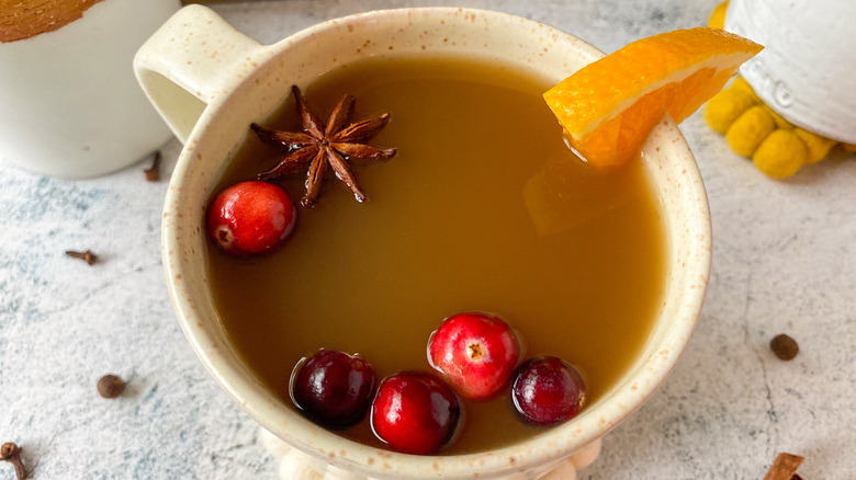 apple cider in a mug 