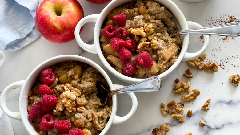 oatmeal with fresh fruit and toppings