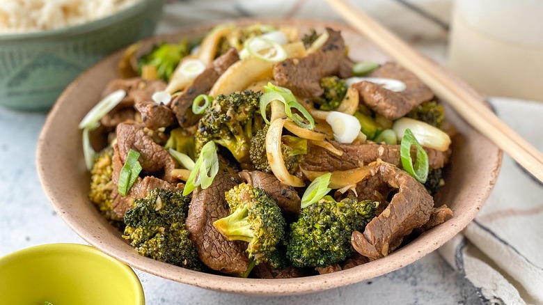 https://www.mashed.com/img/gallery/slow-cooker-beef-and-broccoli-recipe/intro-1650555889.jpg