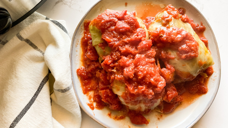 Photo of finished cabbage rolls on a plate
