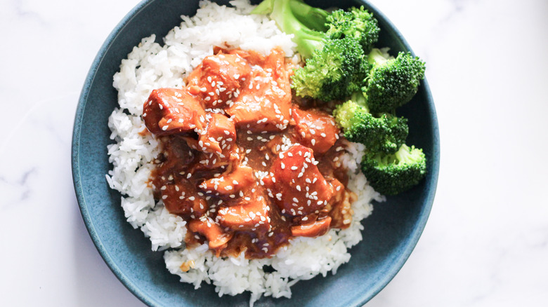 slow cooker sesame chicken over rice with broccoli