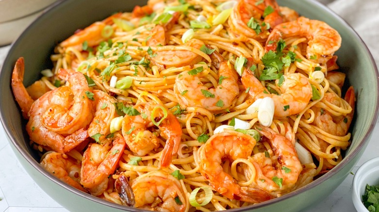 shrimp with linguine in bowl 