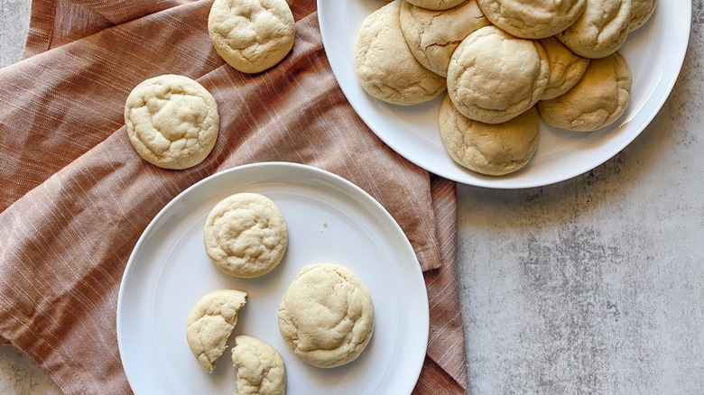 a plate of sugar cookies