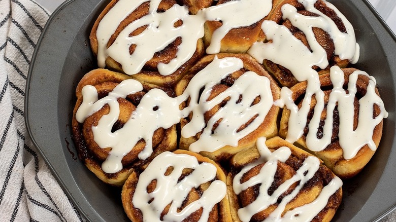 Cinnamon rolls sitting in a pan