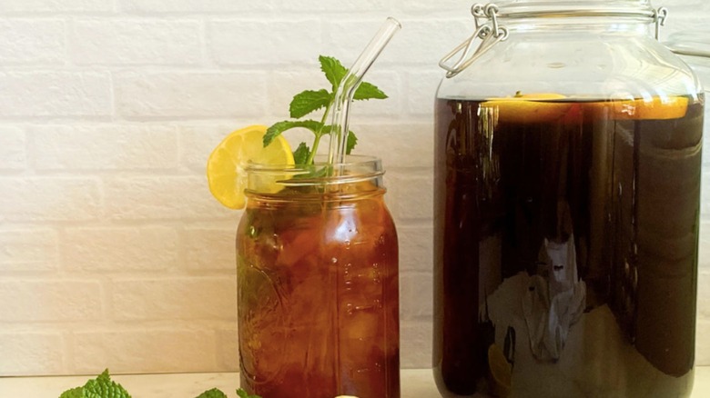 southern sweet tea with lemons