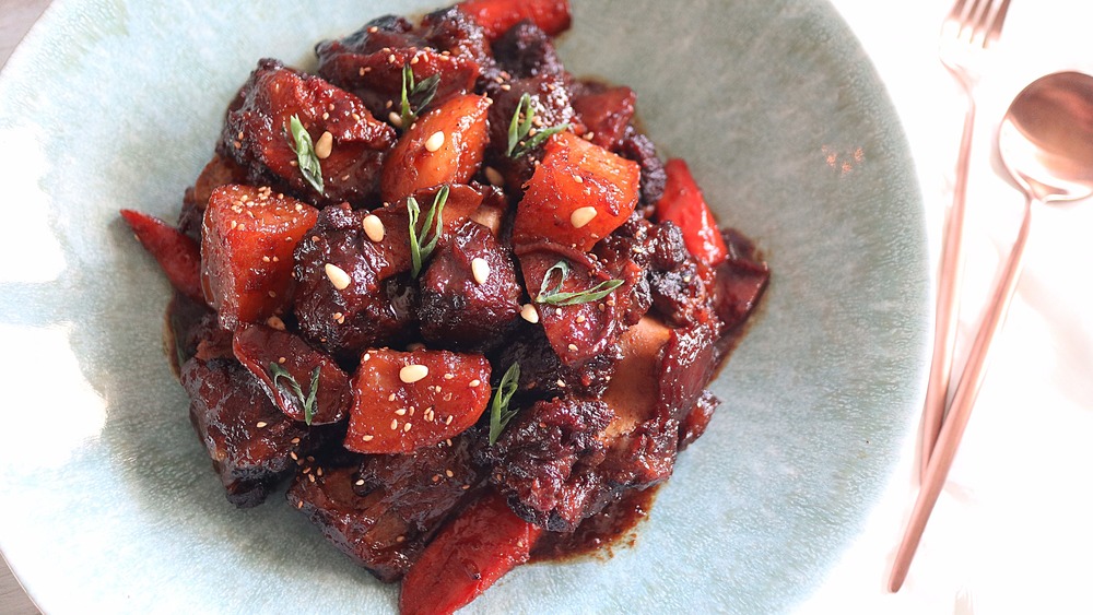 Photo of a bowl of braised oxtail