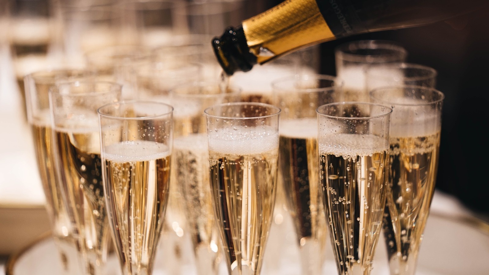 Sparkling Wine Vs Champagne What's The Difference?