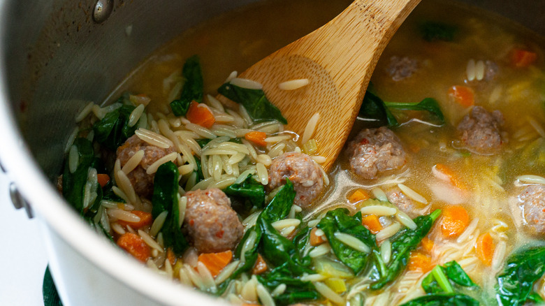   sopa de boda italiana picante en una olla