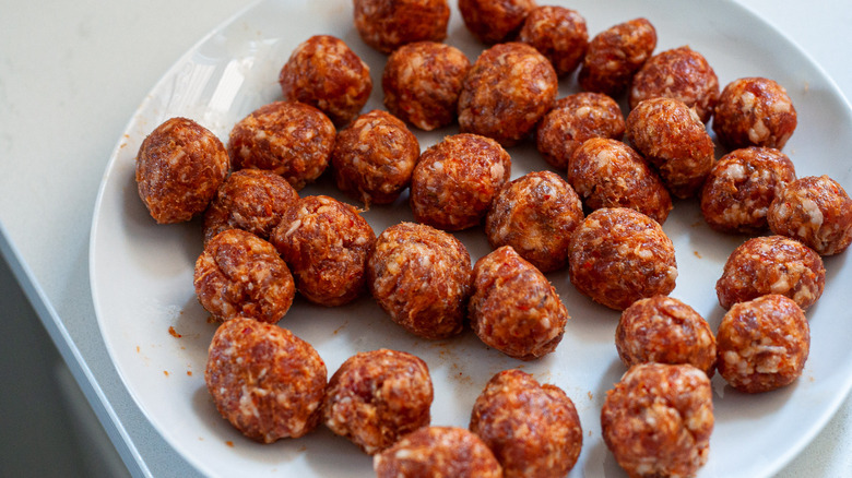   albóndigas picantes en un plato