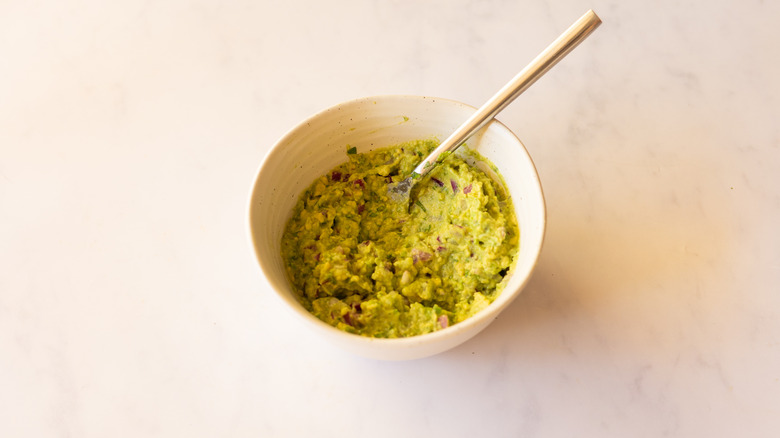 guacamole in bowl 
