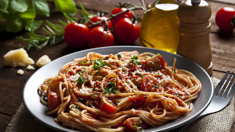 Spicy spaghetti with tomatoes and pecorino 