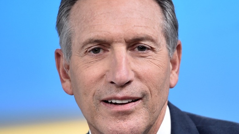  tiro de cabeza de howard schultz