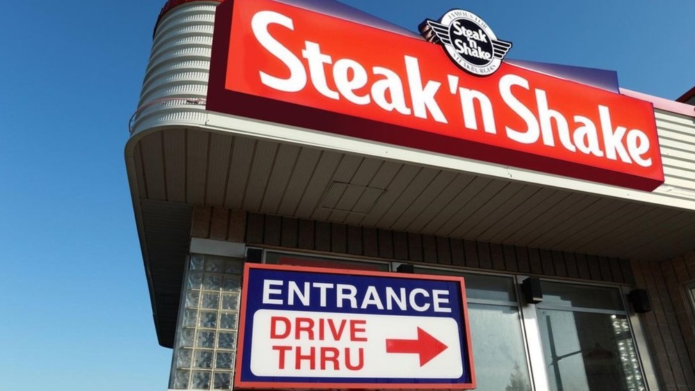 A Steak 'n Shake sign