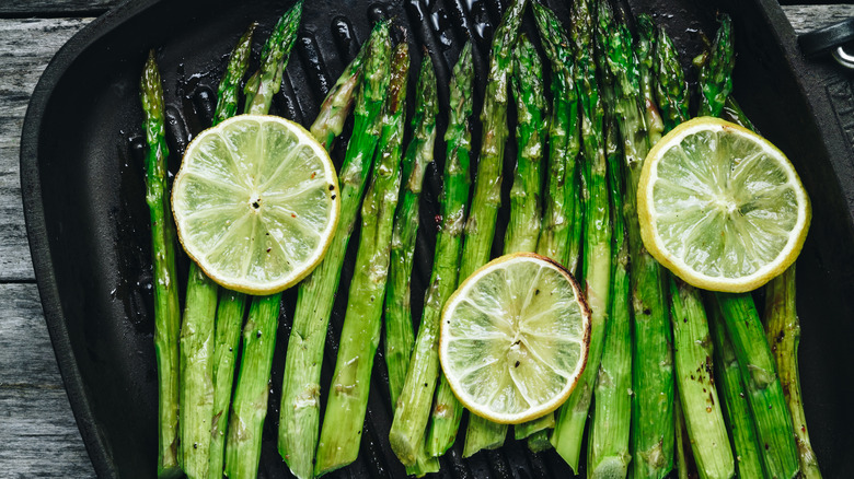 grilled seasoned asparagus with lemons