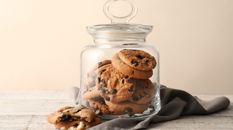 cookie jar with cookies