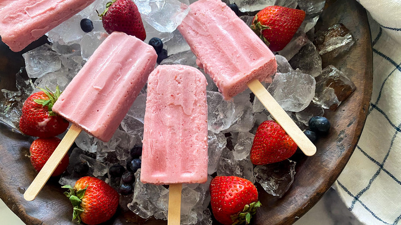 strawberry smoothie popsicles on ice