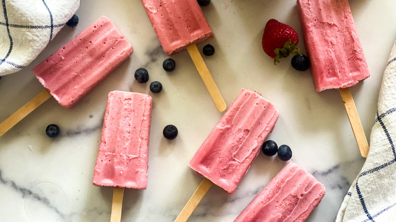 strawberry smoothie popsicles with berries