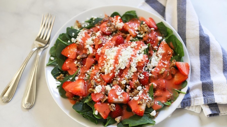strawberry walnut salad