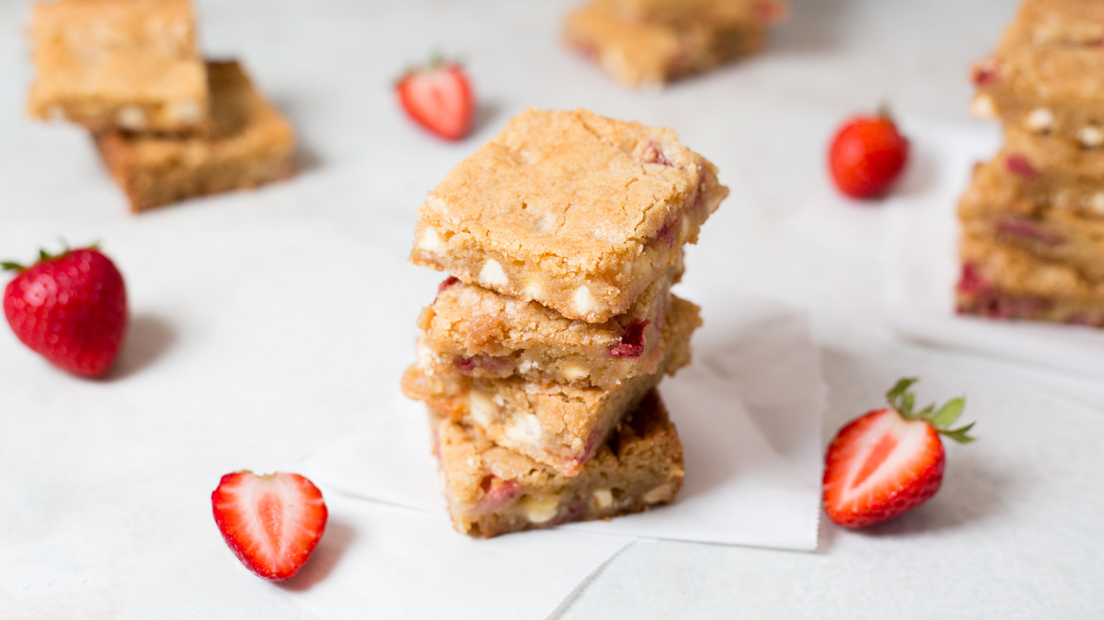 <a href="https://www.mashed.com/2231114/strawberry-white-chocolate-blondies-recipe/" target="_blank">Strawberry White Chocolate Blondies Recipe</a>