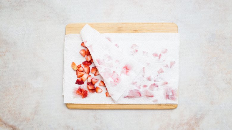 strawberries sandwiched between paper towels