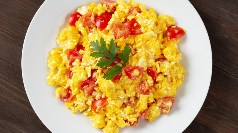 scrambled eggs wit tomatoes