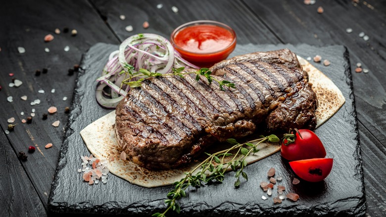 steak with onions and ketchup