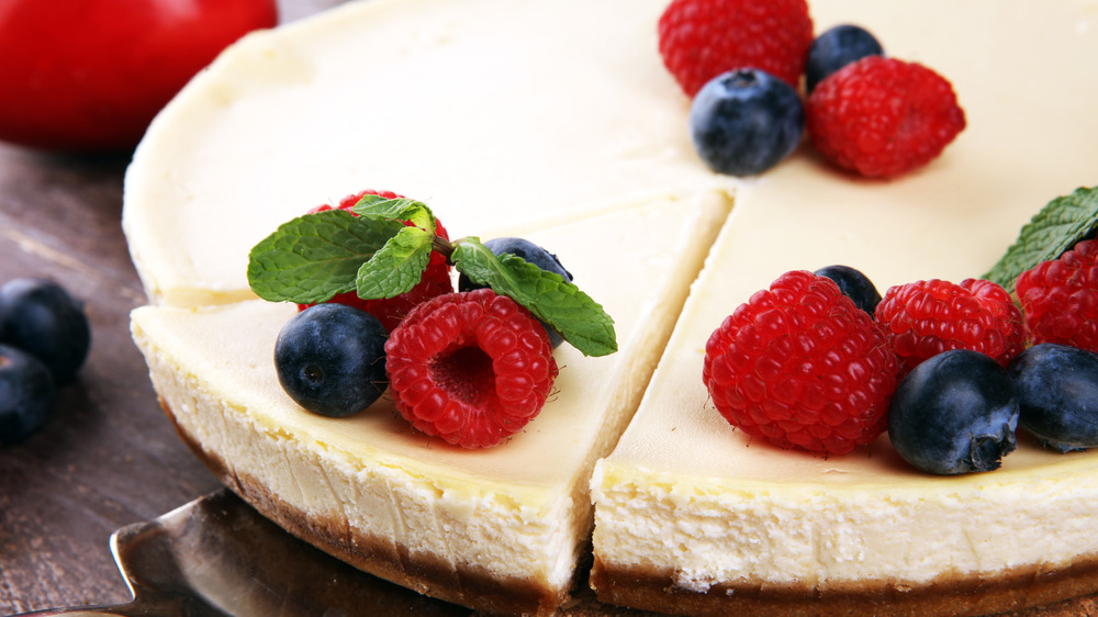 Cheesecake with fresh berries