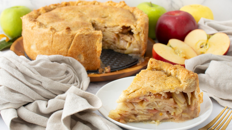 apple pie slice on plate