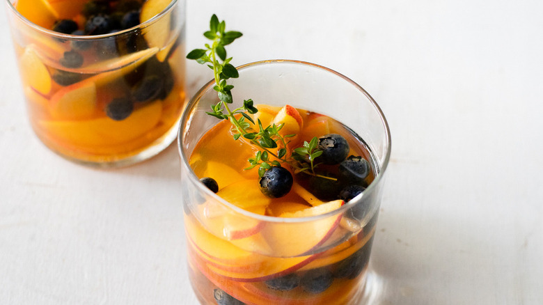   sangria in vetro con guarnizione alle erbe