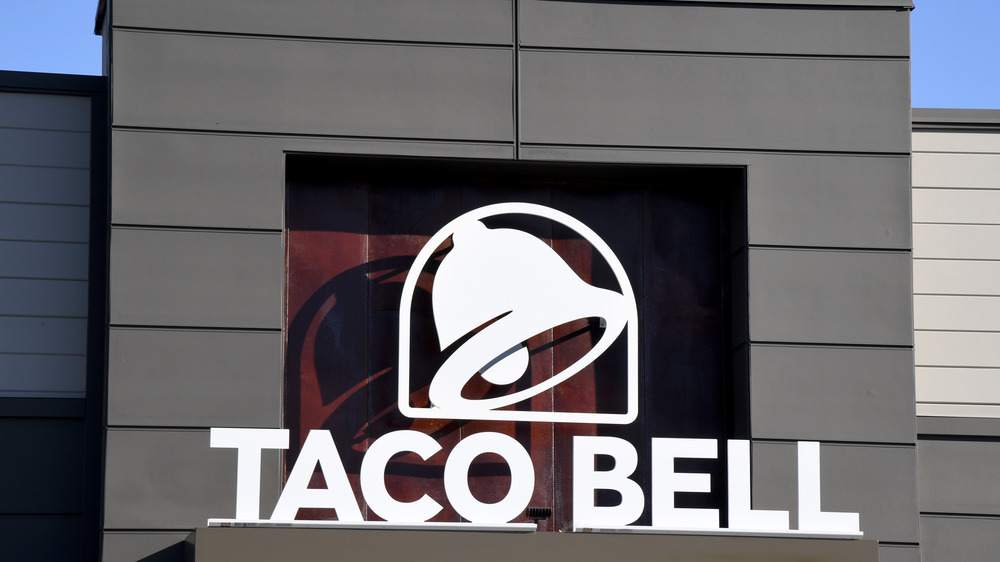 Taco bell restaurant sign