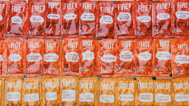 Rows of Taco Bell hot sauce packets