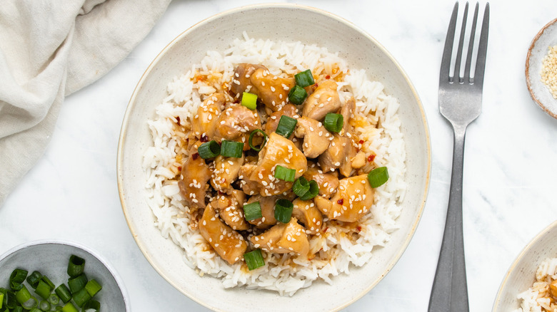 Chinese chicken in bowl 