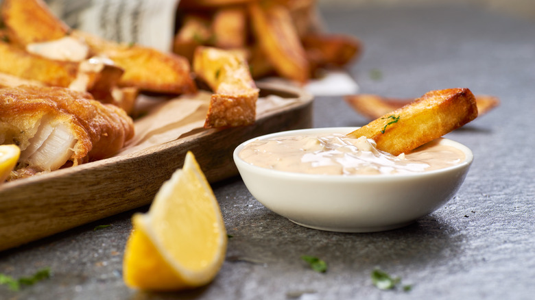 Fries and sauce tartare
