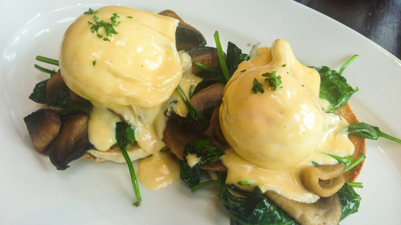 mushroom and spinach eggs Benedict