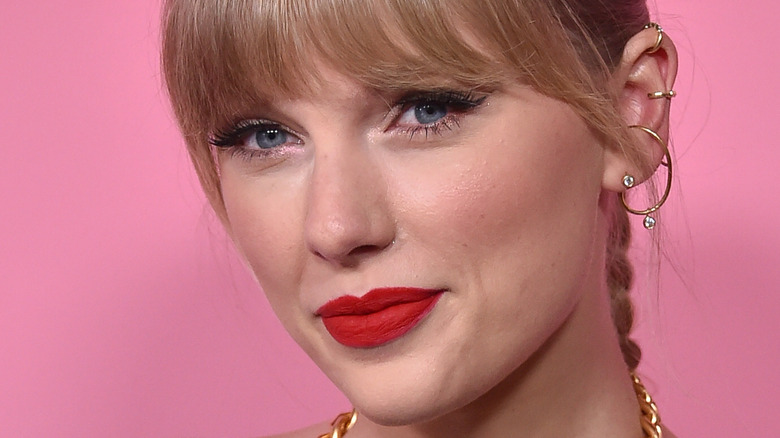 Taylor Swift against pink background