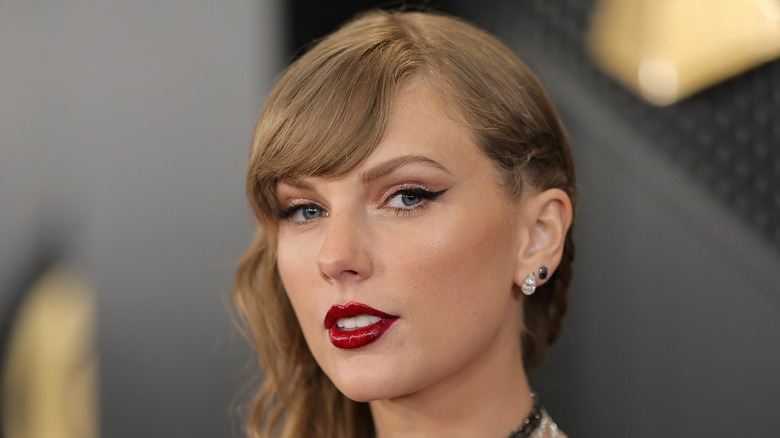 Taylor Swift dark red lipstick
